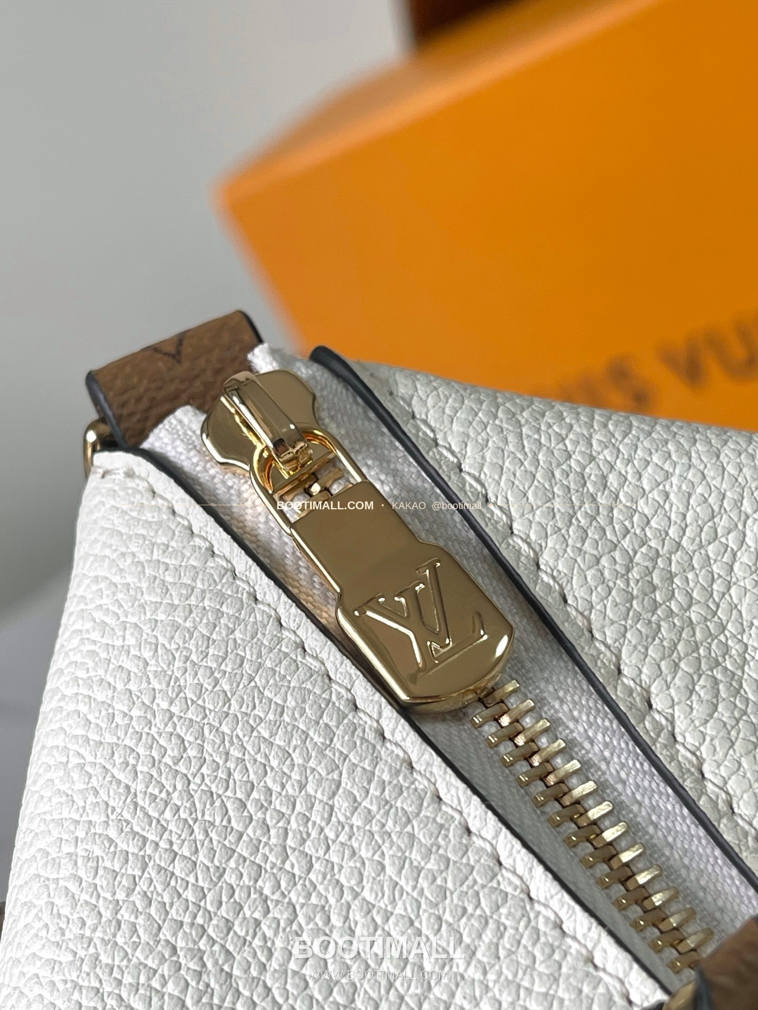 루이비통 Multipass 카프스킨 로고 화이트 숄더백 Louis Vuitton Multipass Fabric Logo White Shoulder Bag M29094 30cm 12
