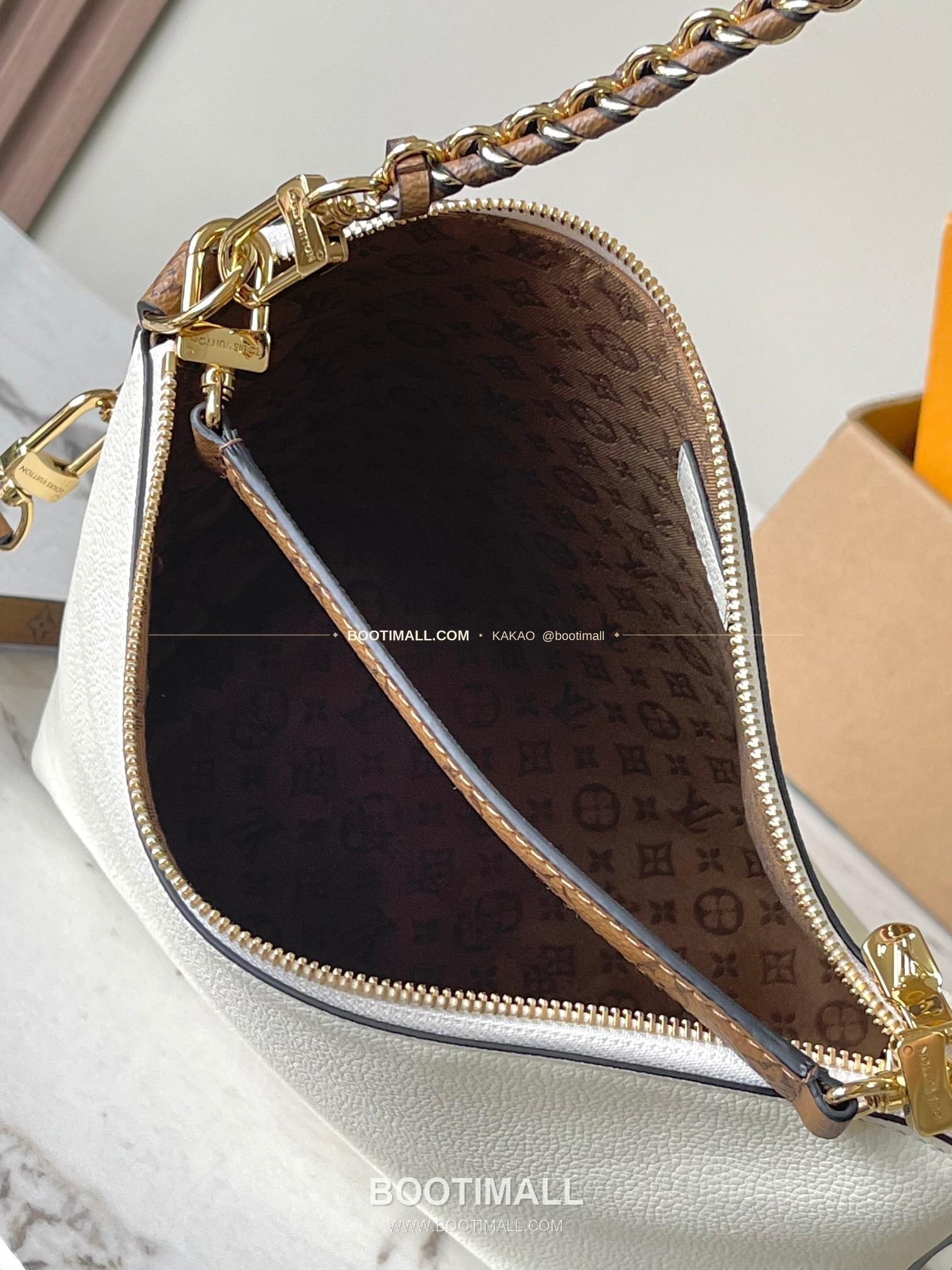 루이비통 Multipass 카프스킨 로고 화이트 숄더백 Louis Vuitton Multipass Fabric Logo White Shoulder Bag M29094 30cm 13