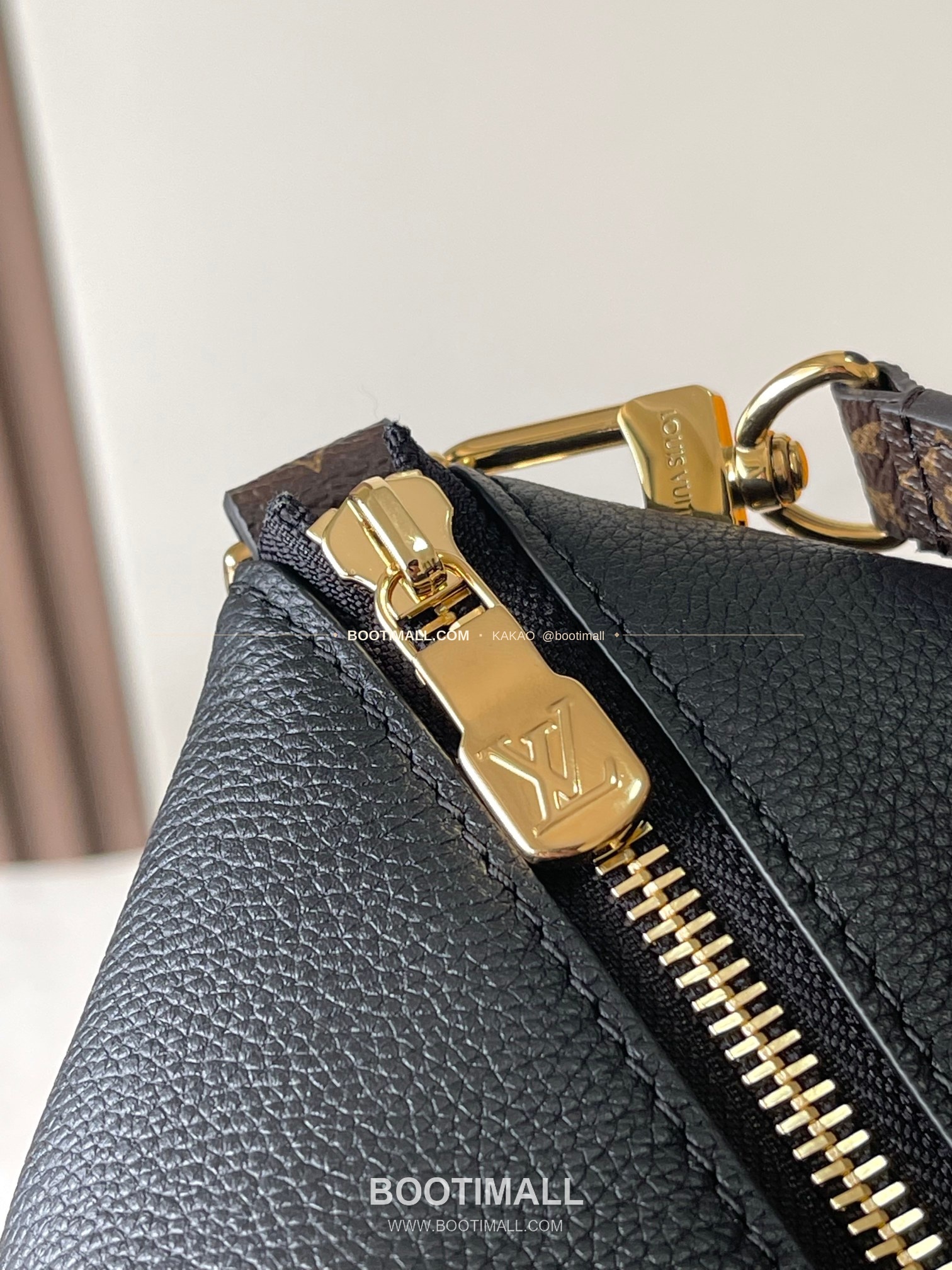 루이비통 Multipass 카프스킨 로고 블랙 숄더백 Louis Vuitton Multipass Calfskin Logo Black Shoulder Bag M29195 30cm 6