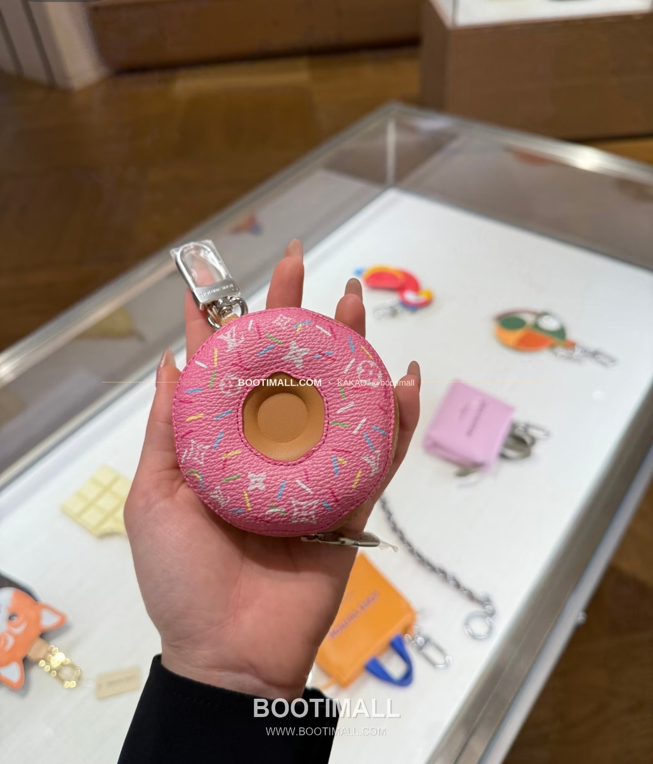 루이비통 V Donut 모노그램 캔버스 레더 체인 참 Louis Vuitton V Donut Monogram Canvas Leather Chain Charm M02549 1