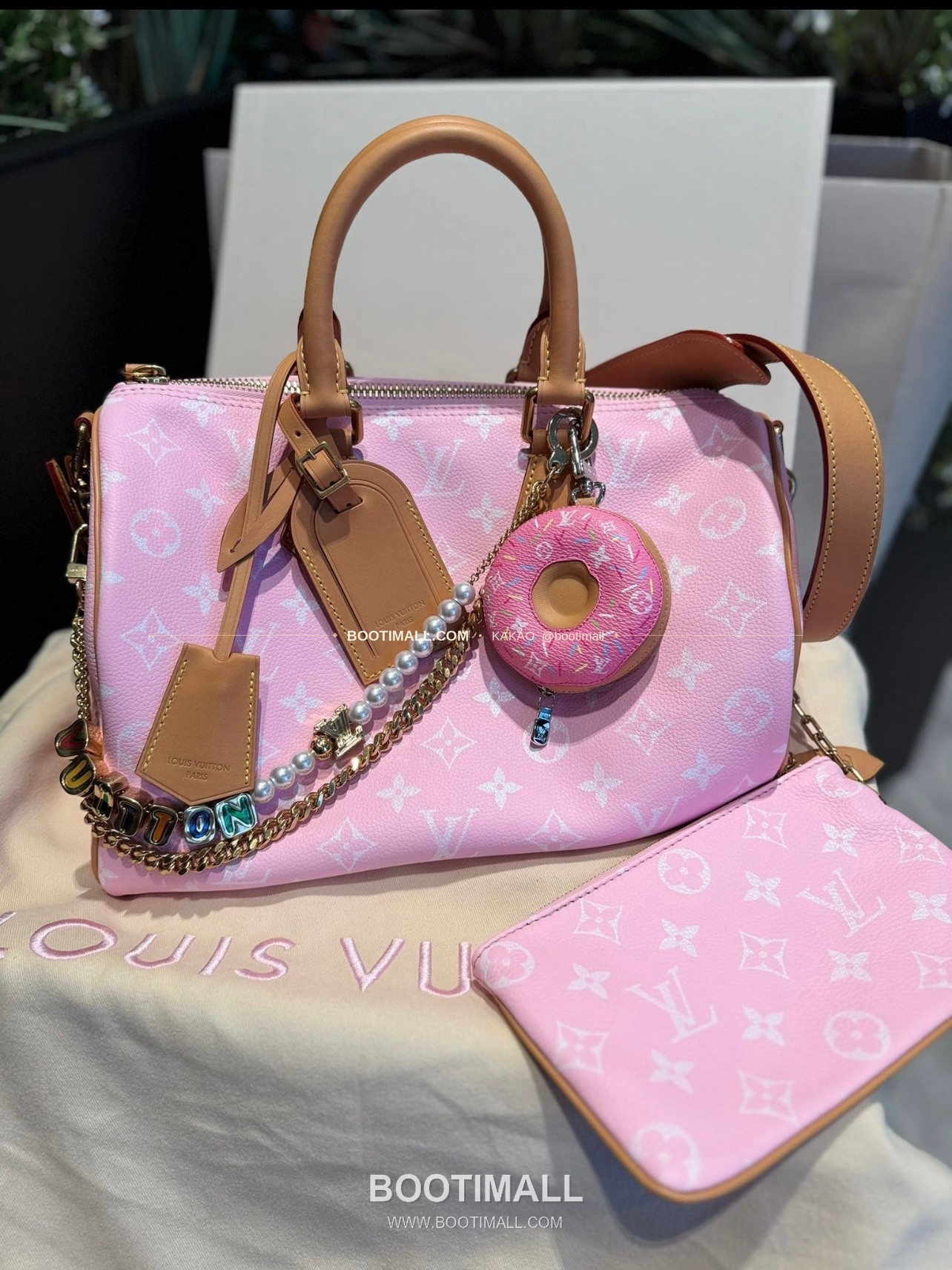 루이비통 V Donut 모노그램 캔버스 레더 체인 참 Louis Vuitton V Donut Monogram Canvas Leather Chain Charm M02549 2