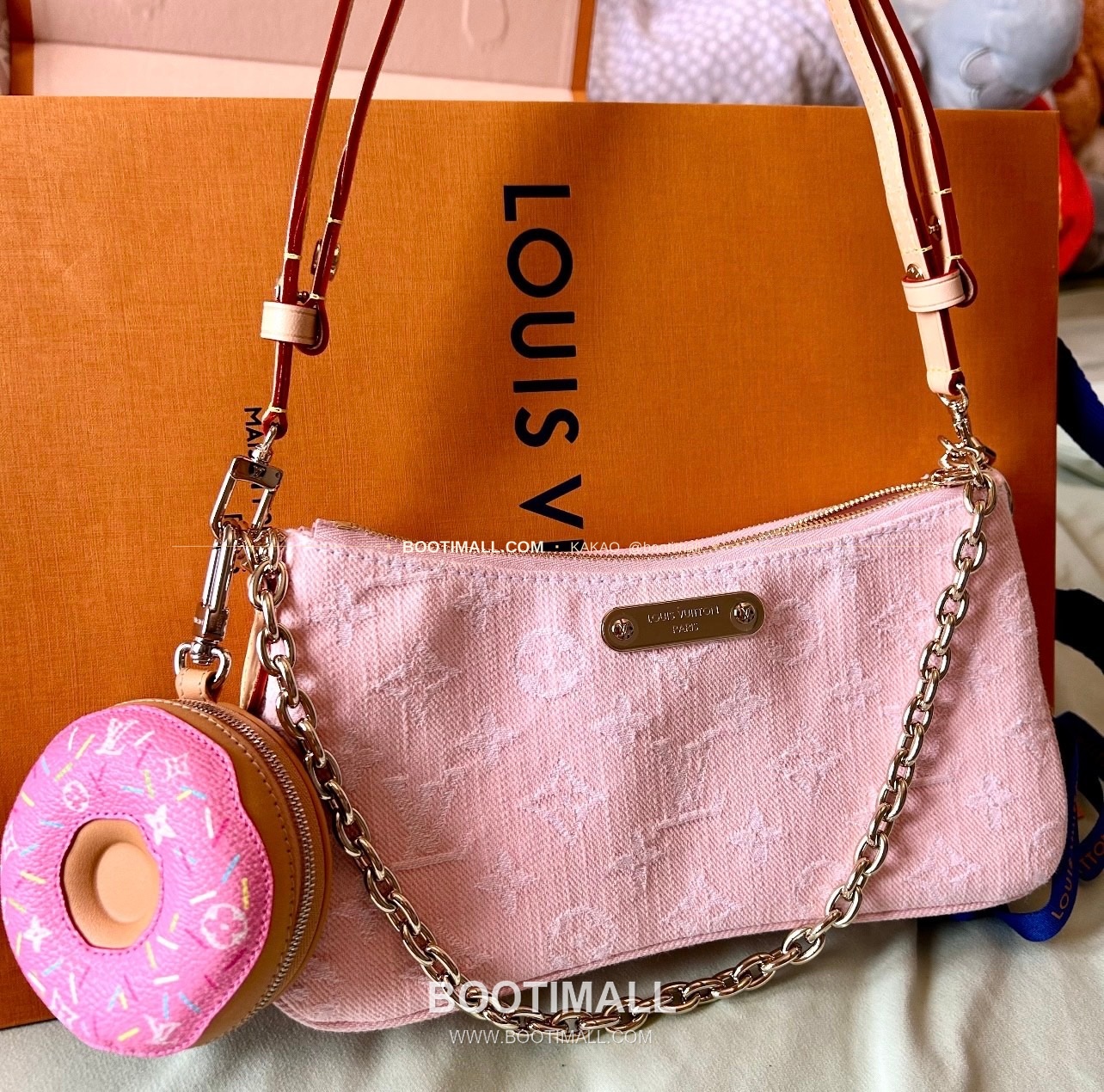 루이비통 V Donut 모노그램 캔버스 레더 체인 참 Louis Vuitton V Donut Monogram Canvas Leather Chain Charm M02549 3