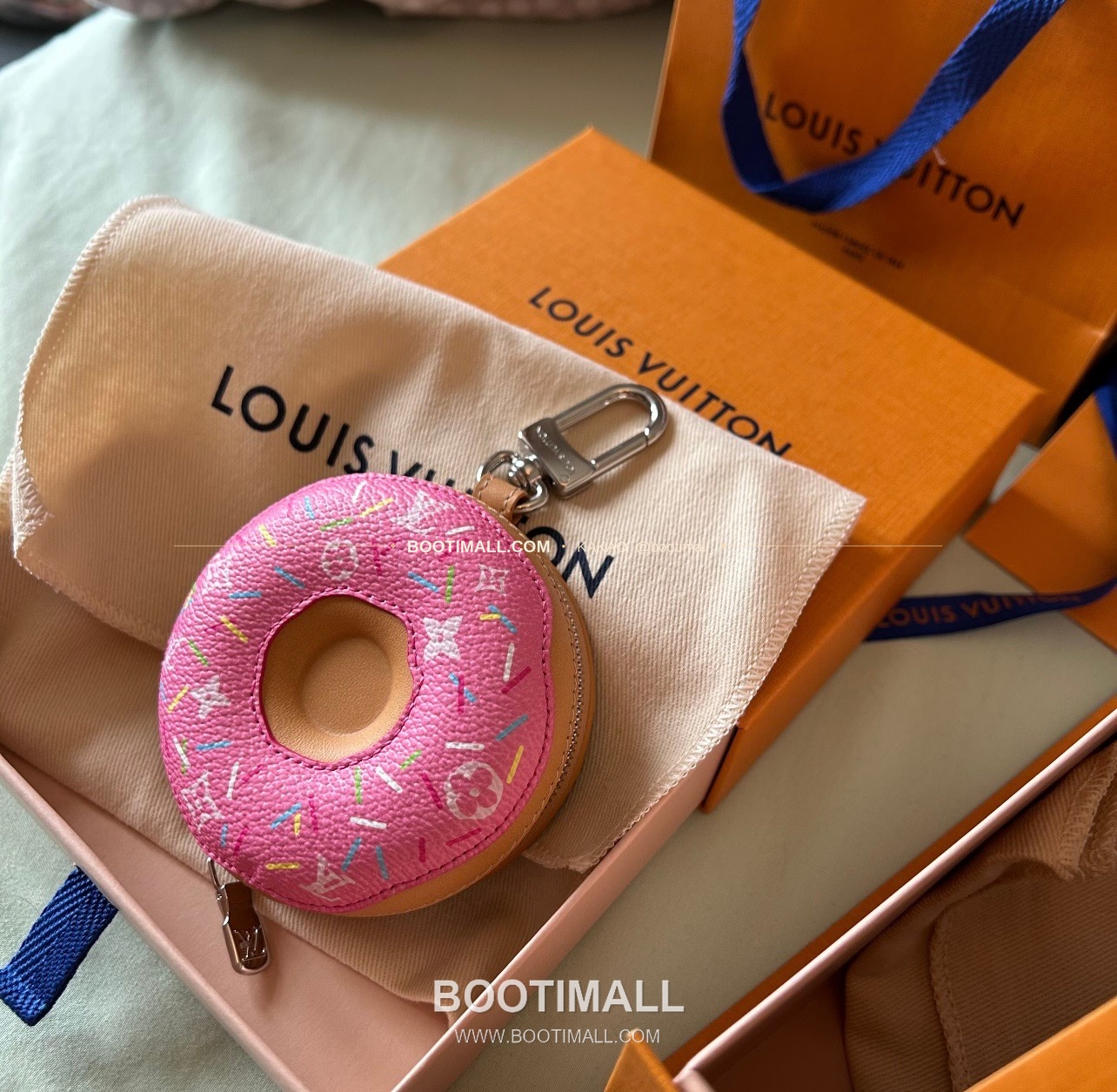 루이비통 V Donut 모노그램 캔버스 레더 체인 참 Louis Vuitton V Donut Monogram Canvas Leather Chain Charm M02549 4