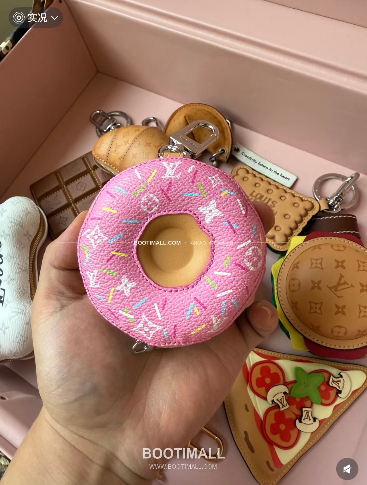 루이비통 V Donut 모노그램 캔버스 레더 체인 참 Louis Vuitton V Donut Monogram Canvas Leather Chain Charm M02549 8