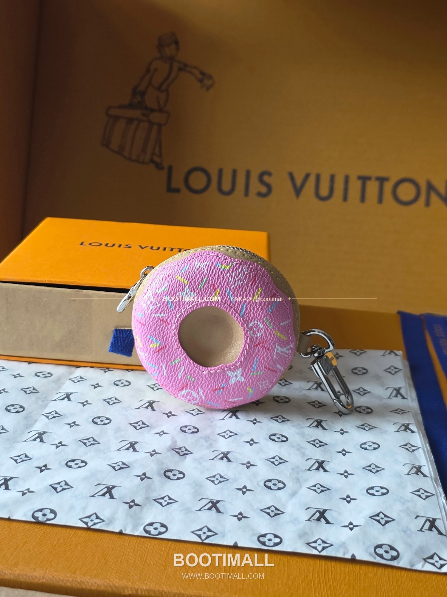 루이비통 V Donut 모노그램 캔버스 레더 체인 참 Louis Vuitton V Donut Monogram Canvas Leather Chain Charm M02549 9