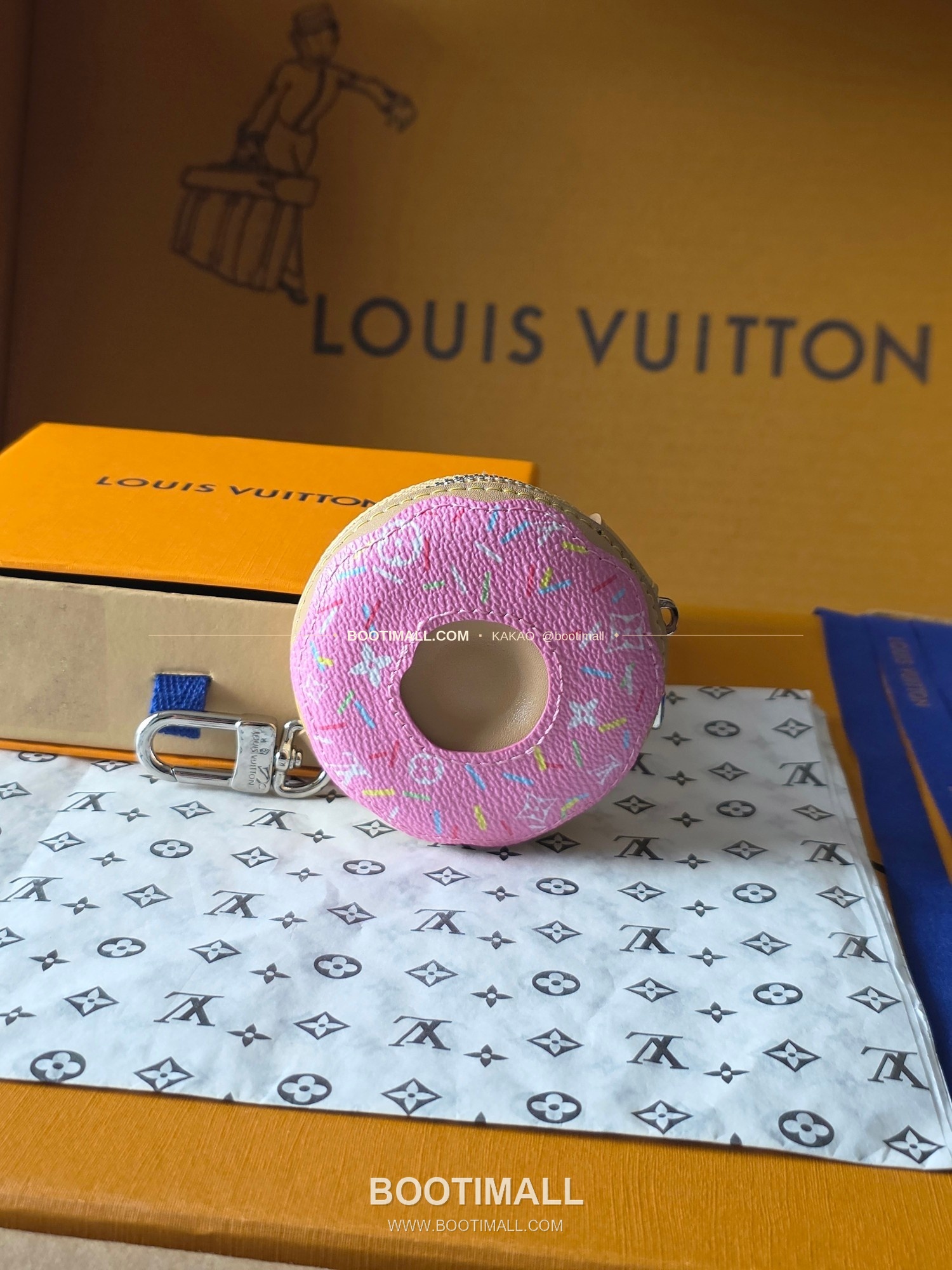 루이비통 V Donut 모노그램 캔버스 레더 체인 참 Louis Vuitton V Donut Monogram Canvas Leather Chain Charm M02549 10