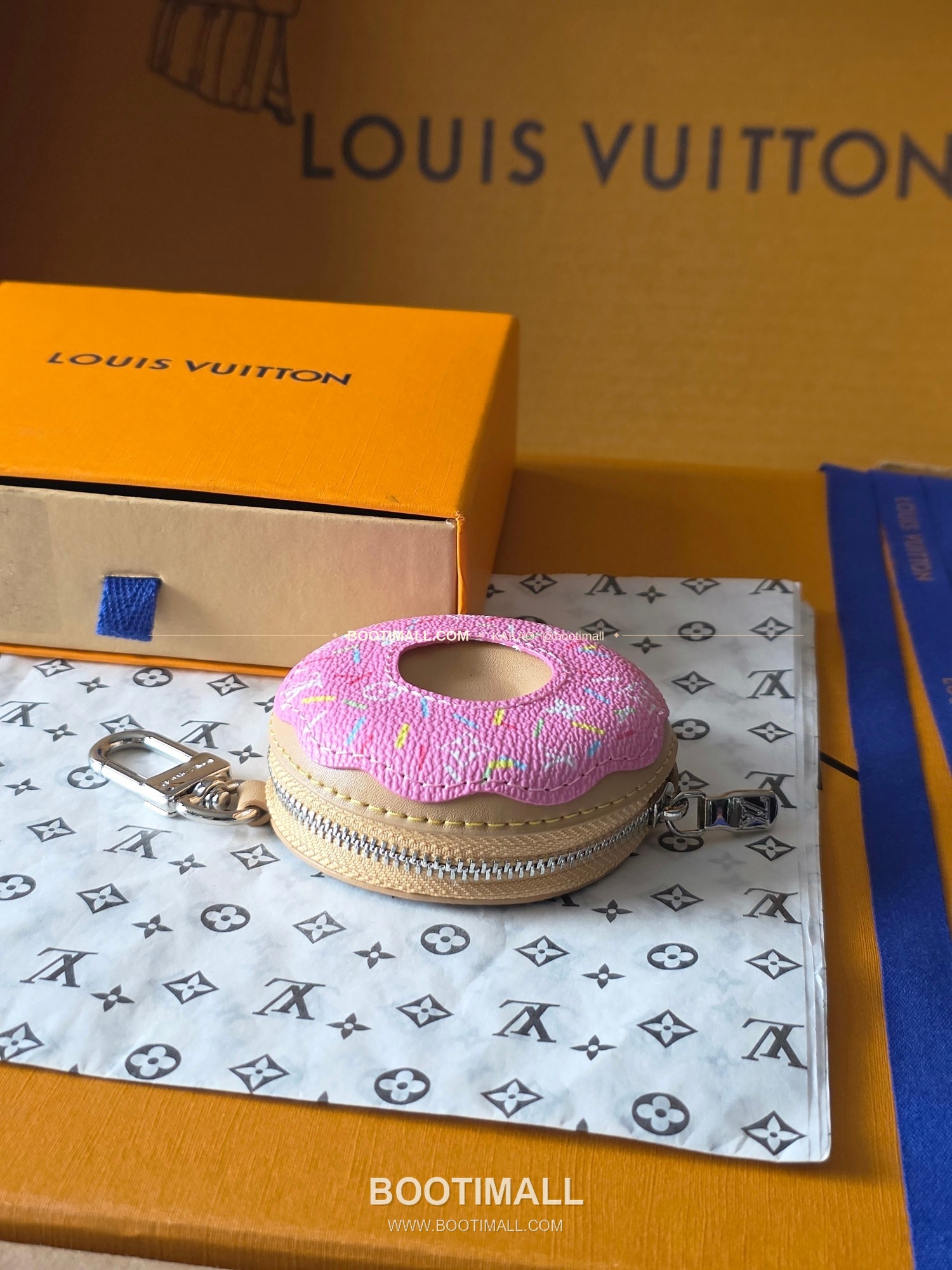 루이비통 V Donut 모노그램 캔버스 레더 체인 참 Louis Vuitton V Donut Monogram Canvas Leather Chain Charm M02549 11