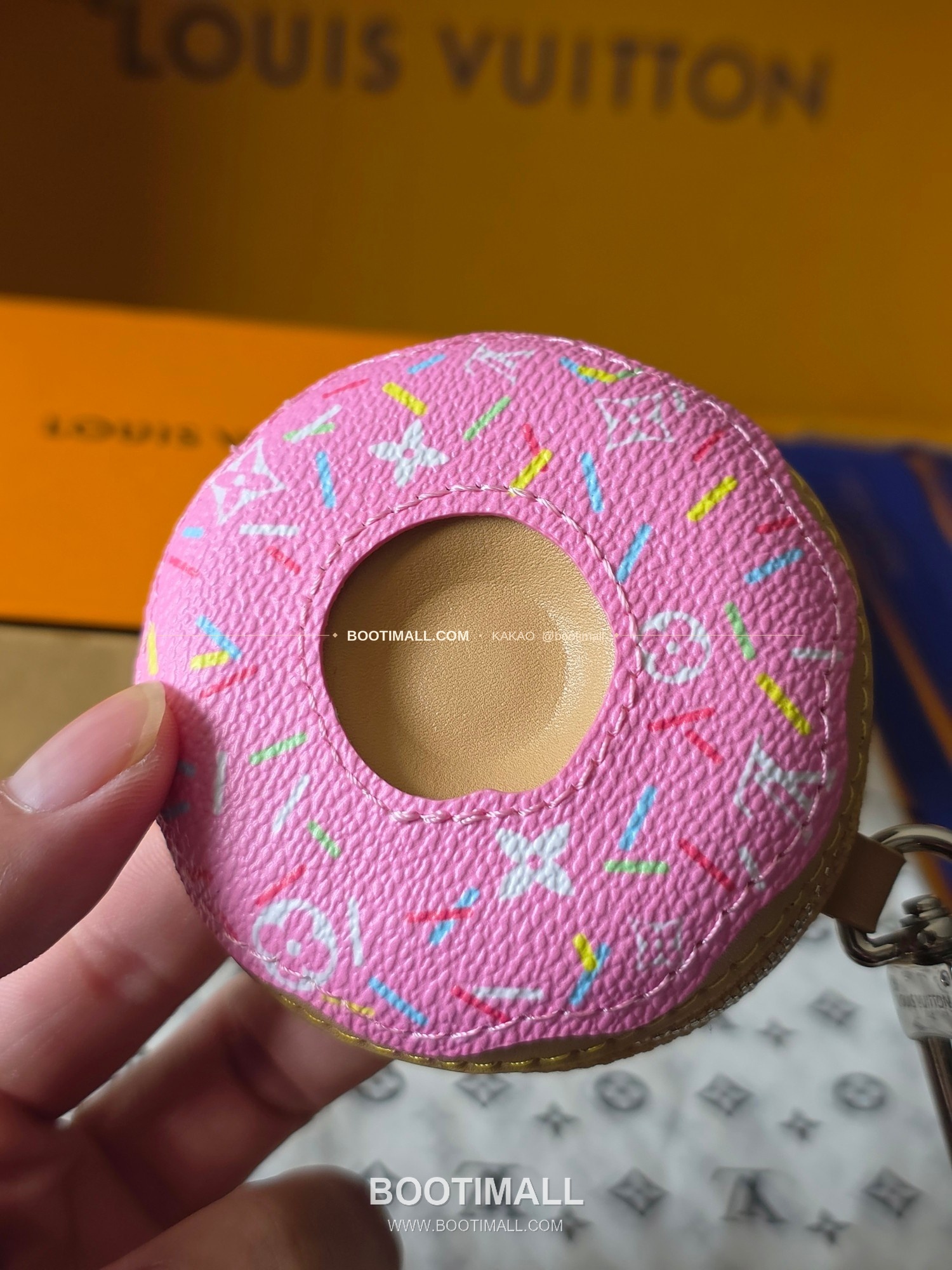 루이비통 V Donut 모노그램 캔버스 레더 체인 참 Louis Vuitton V Donut Monogram Canvas Leather Chain Charm M02549 13