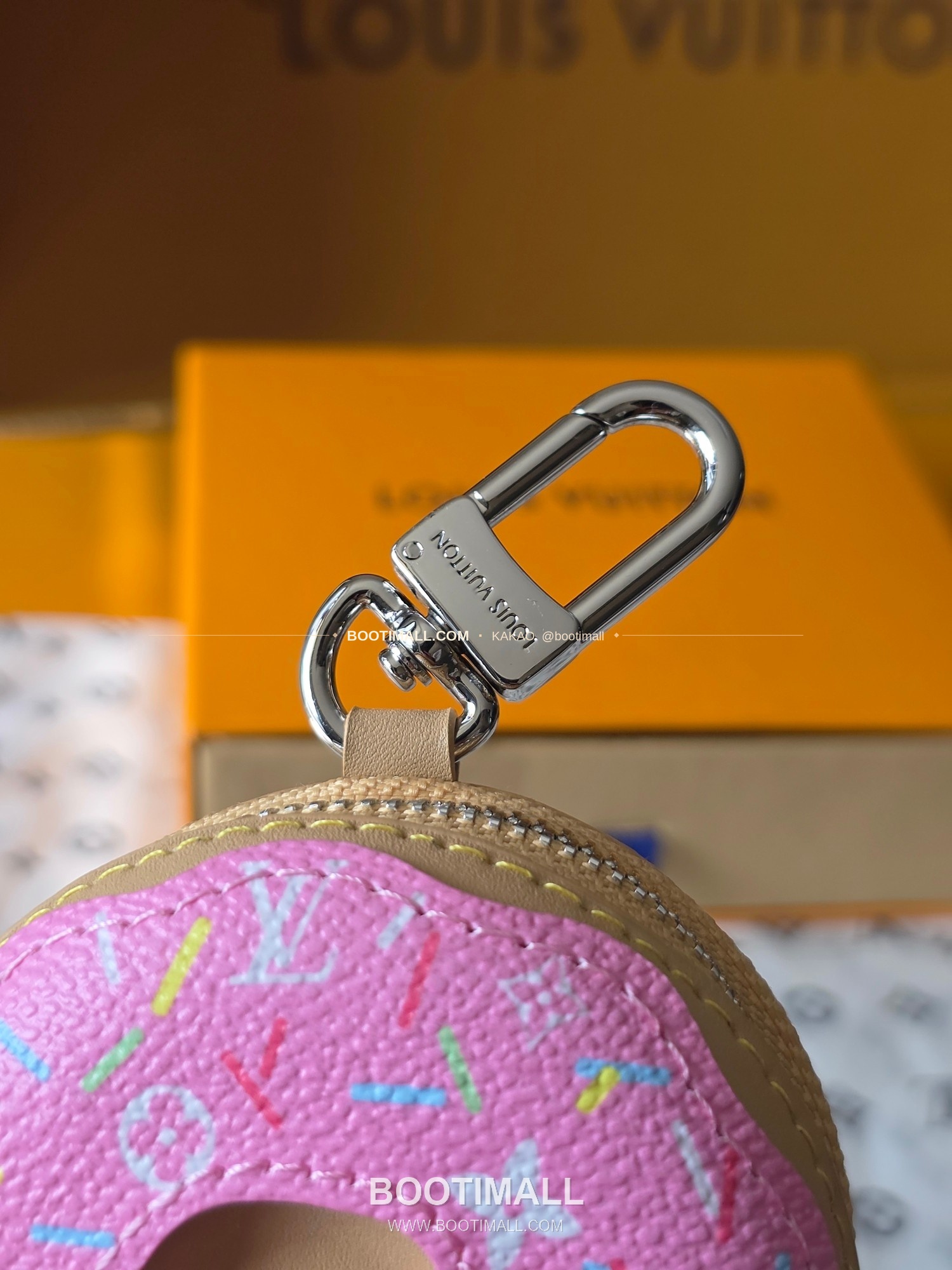 루이비통 V Donut 모노그램 캔버스 레더 체인 참 Louis Vuitton V Donut Monogram Canvas Leather Chain Charm M02549 14