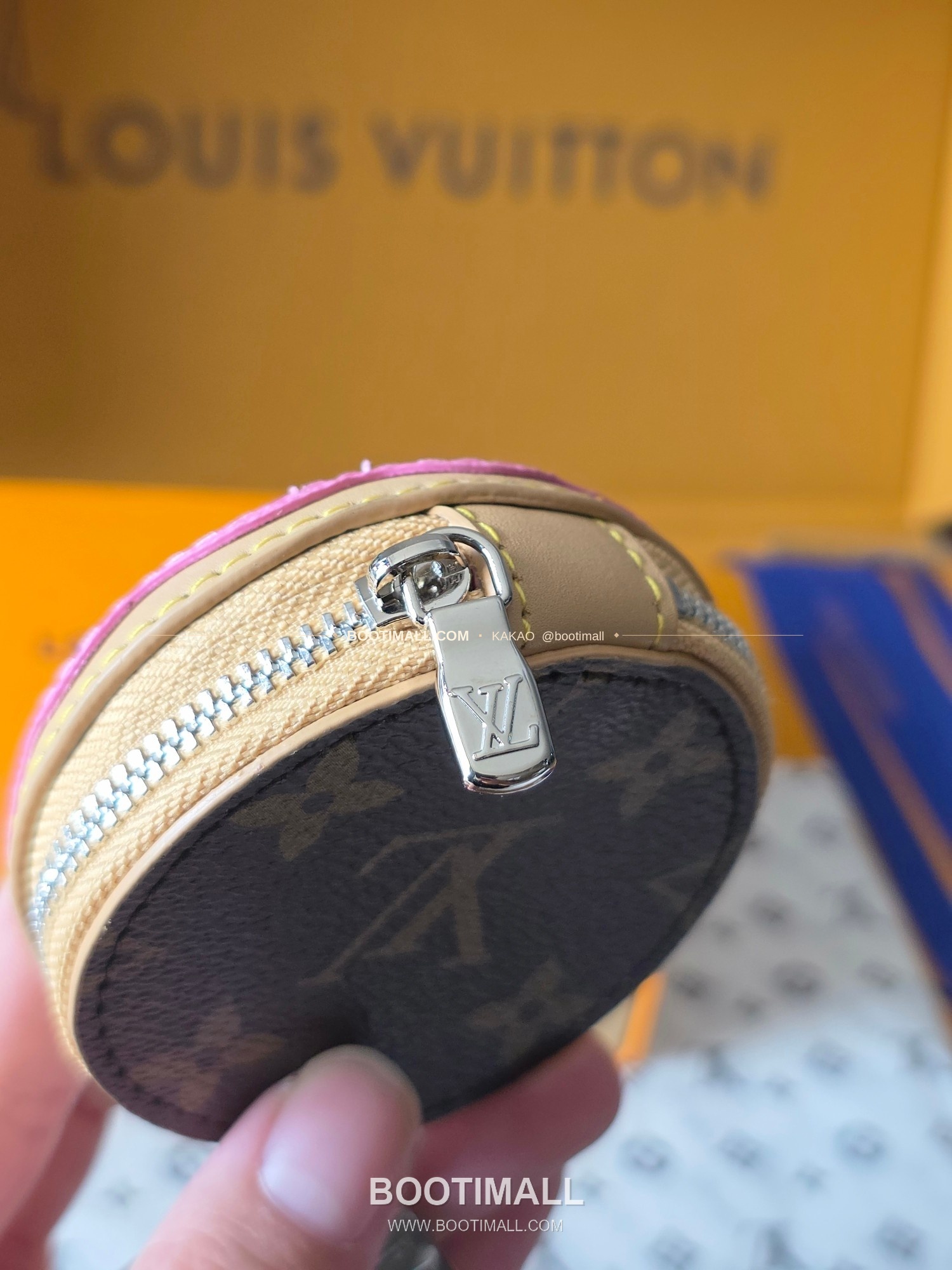 루이비통 V Donut 모노그램 캔버스 레더 체인 참 Louis Vuitton V Donut Monogram Canvas Leather Chain Charm M02549 15