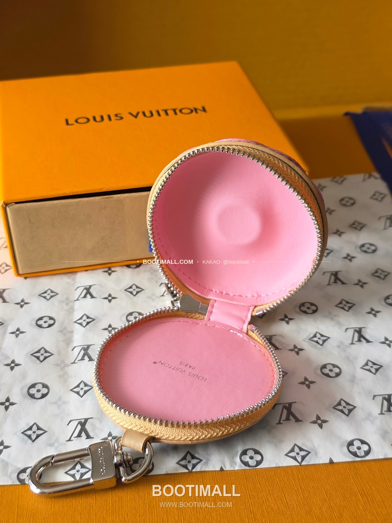루이비통 V Donut 모노그램 캔버스 레더 체인 참 Louis Vuitton V Donut Monogram Canvas Leather Chain Charm M02549 16