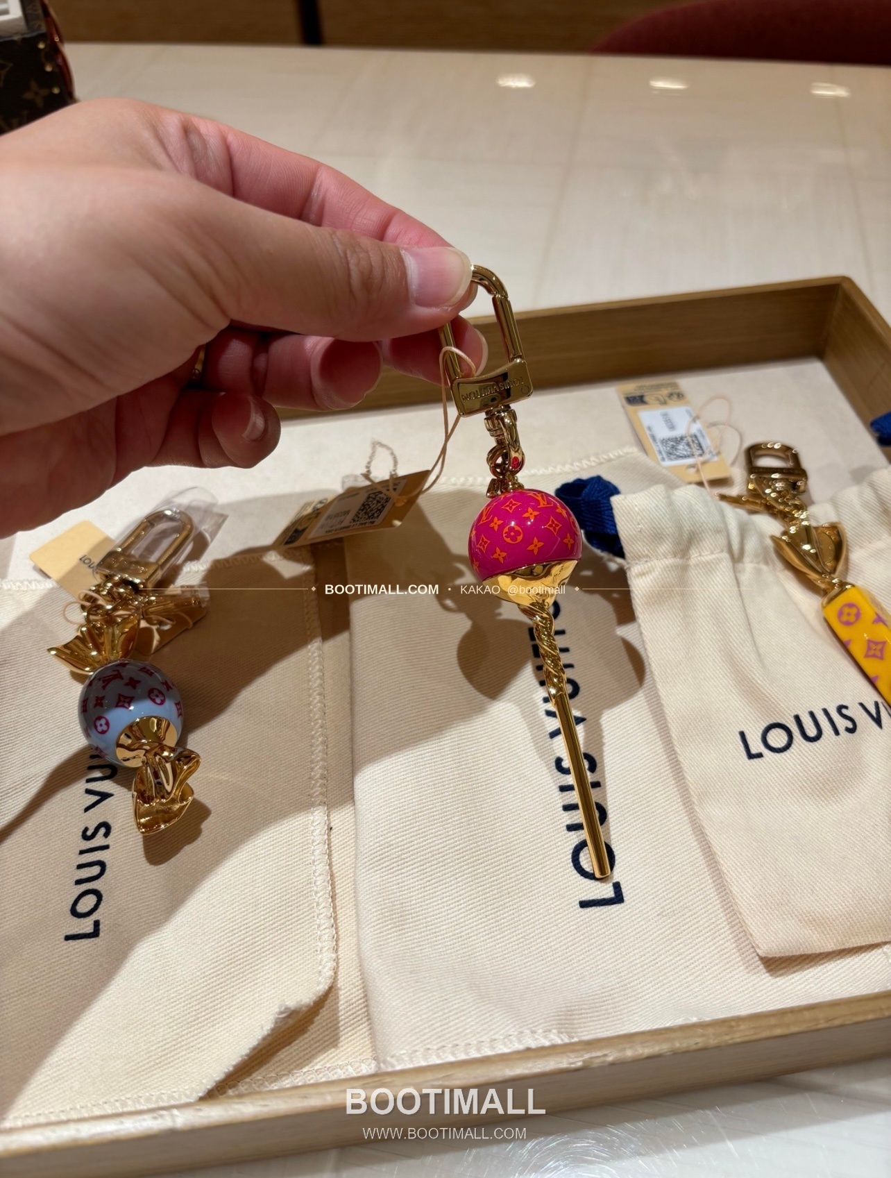 루이비통 LV Sweets 모노그램 캔버스 캔디 체인 참 Louis Vuitton LV Sweets Monogram Canvas Candy Chain Charm M02560 4