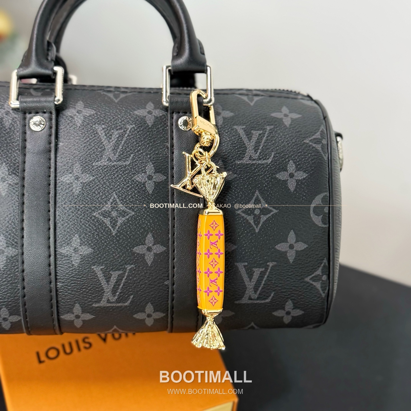 루이비통 LV Sweets 모노그램 캔버스 캔디 체인 참 Louis Vuitton LV Sweets Monogram Canvas Candy Chain Charm M02560 16