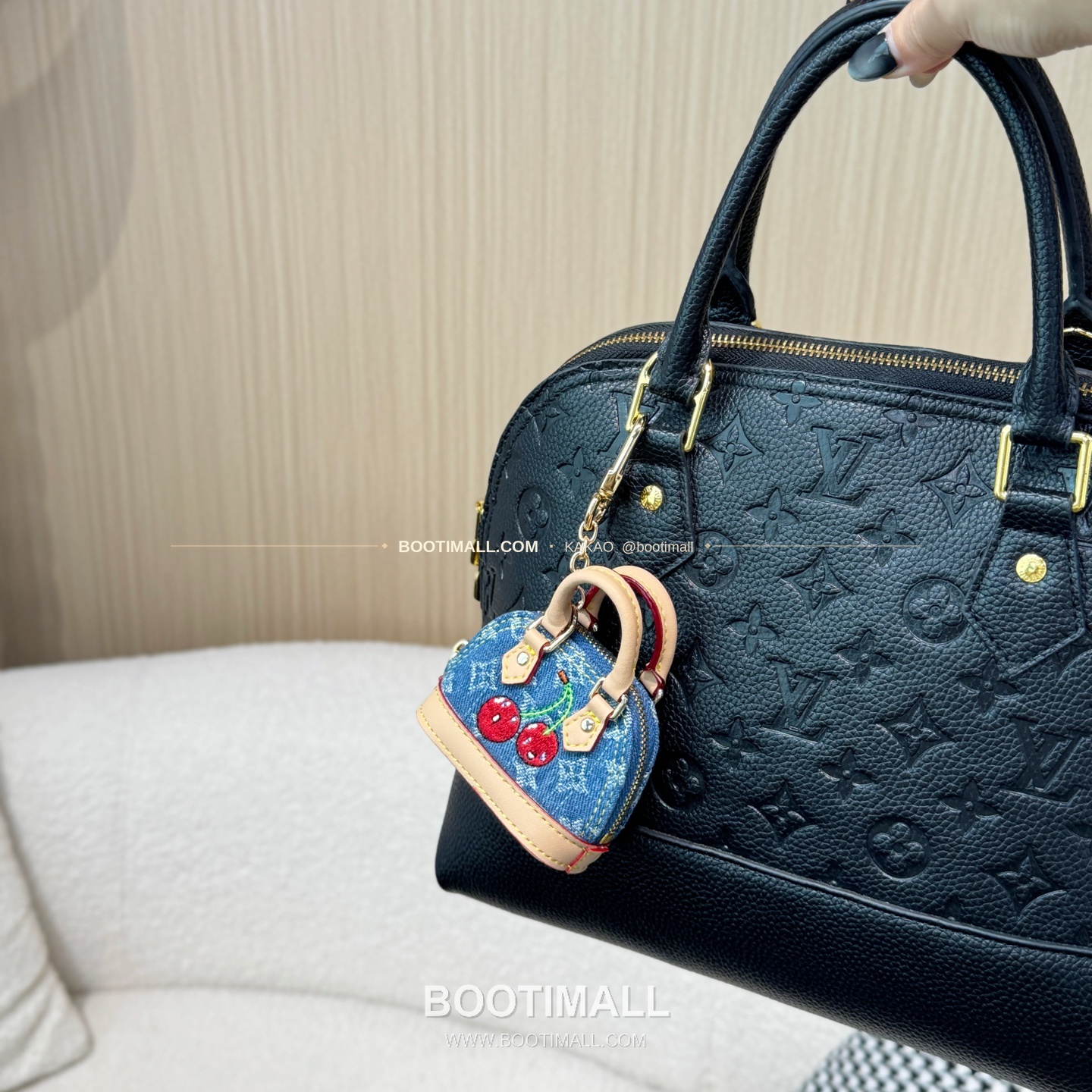 루이비통 Micro Alma Vernis 모노그램 페이턴트 레더 체인 참 Louis Vuitton Micro Alma Vernis Monogram Patent Leather Chain Charm M02570 1