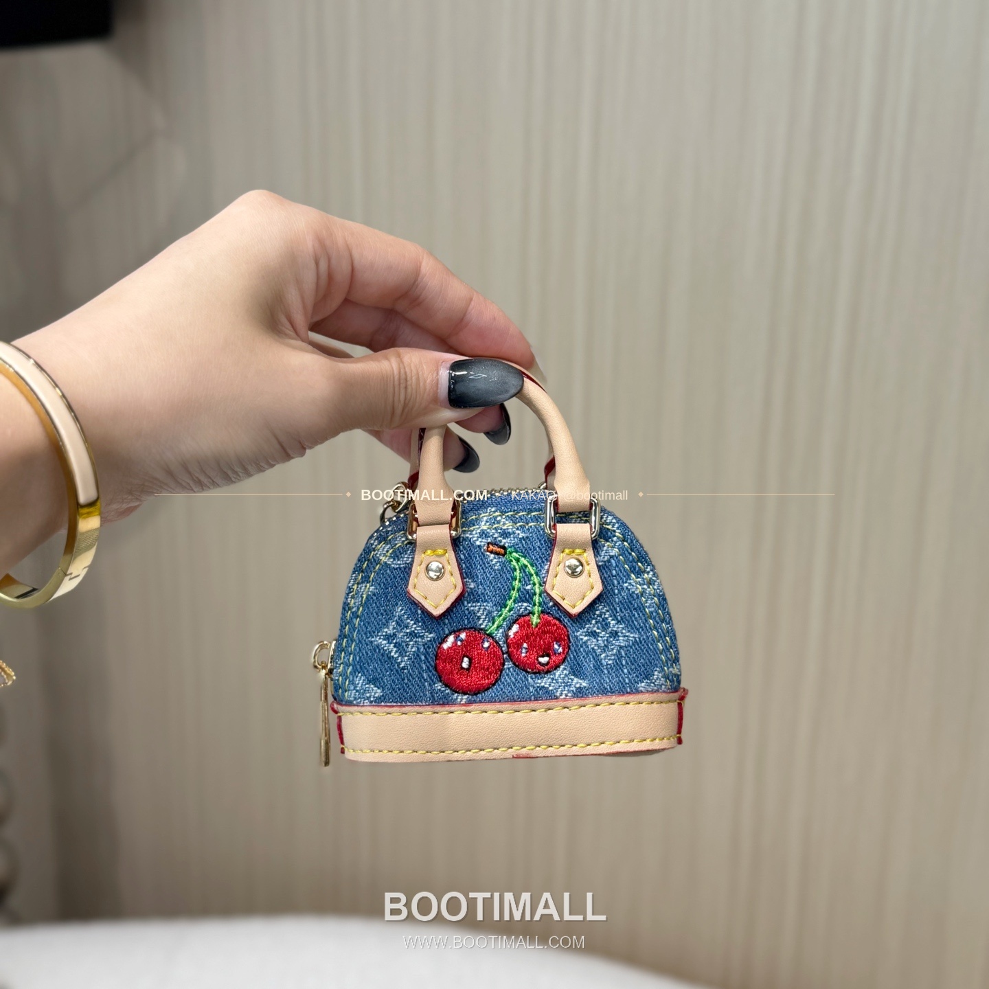 루이비통 Micro Alma Vernis 모노그램 페이턴트 레더 체인 참 Louis Vuitton Micro Alma Vernis Monogram Patent Leather Chain Charm M02570 2
