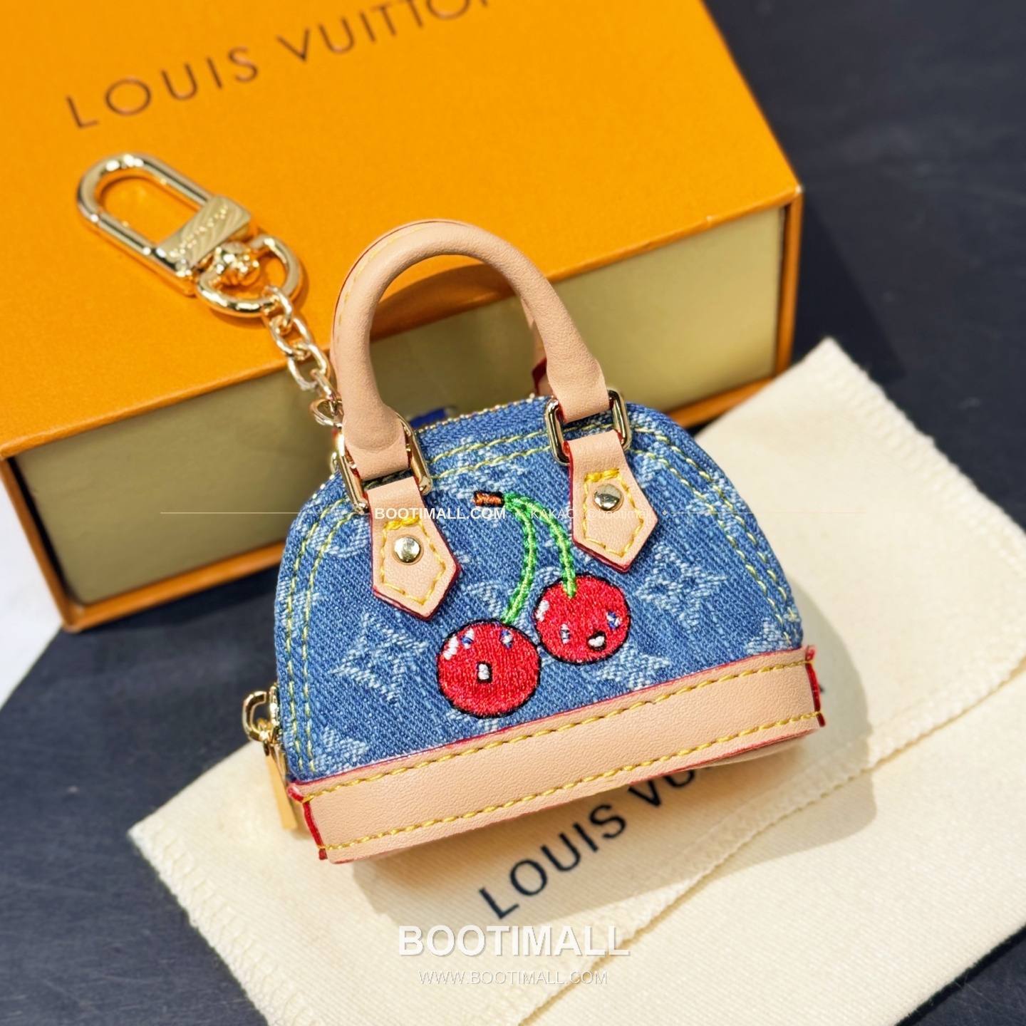 루이비통 Micro Alma Vernis 모노그램 페이턴트 레더 체인 참 Louis Vuitton Micro Alma Vernis Monogram Patent Leather Chain Charm M02570 12
