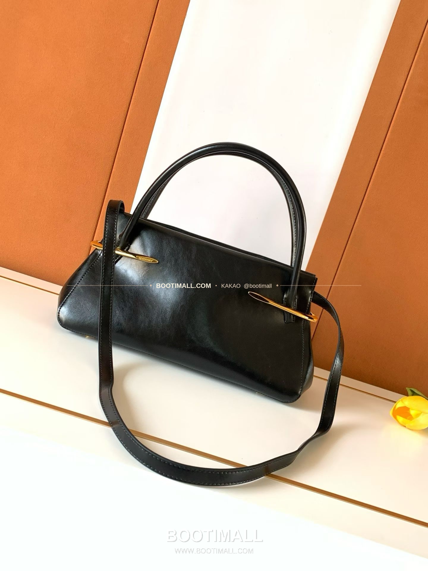 지방시 Pinch 레더 골드 클립 숄더백 Givenchy Pinch Leather Gold Clip Shoulder Bag 19051 32cm 12