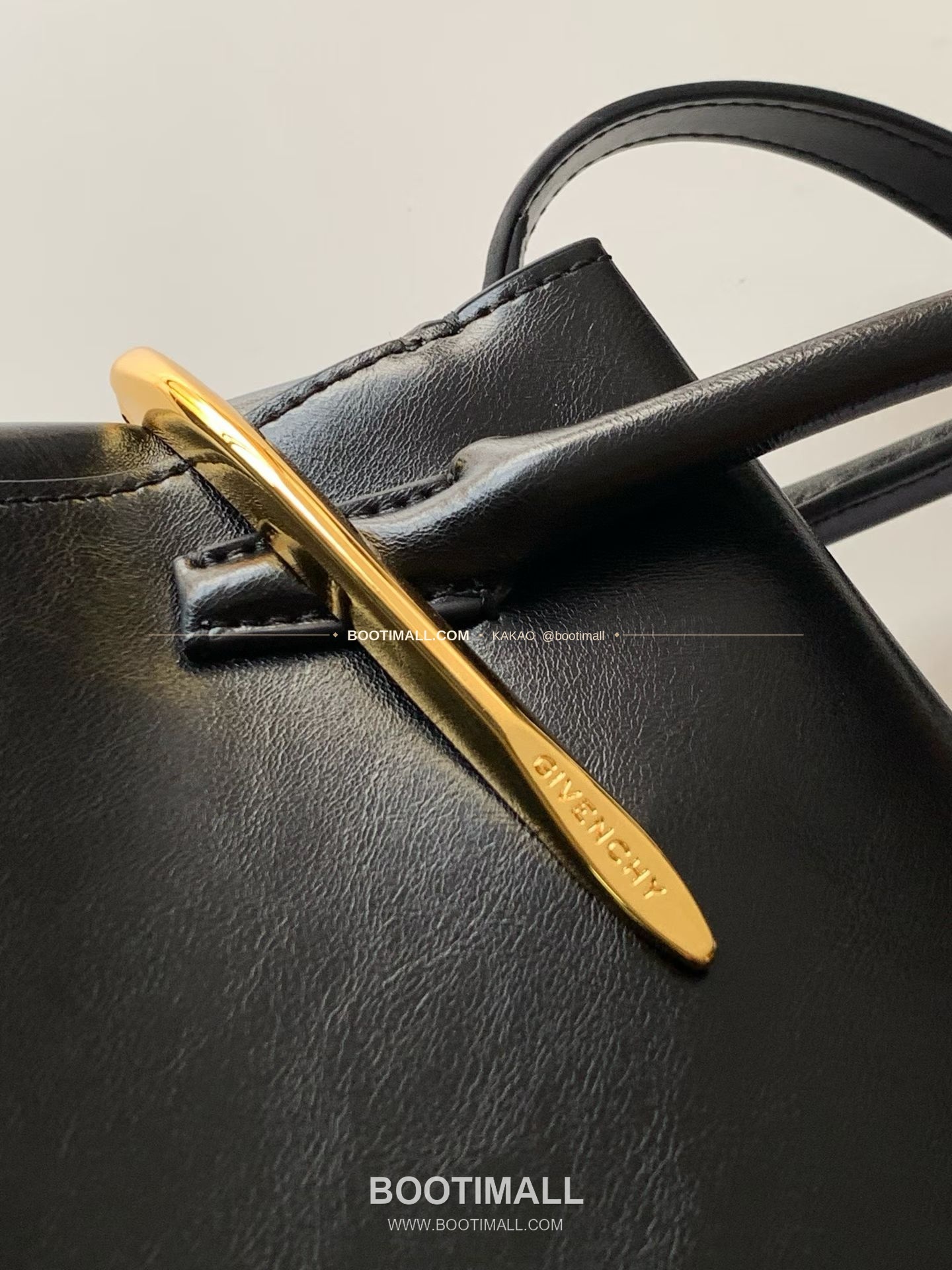 지방시 Pinch 레더 골드 클립 숄더백 Givenchy Pinch Leather Gold Clip Shoulder Bag 19051 32cm 14