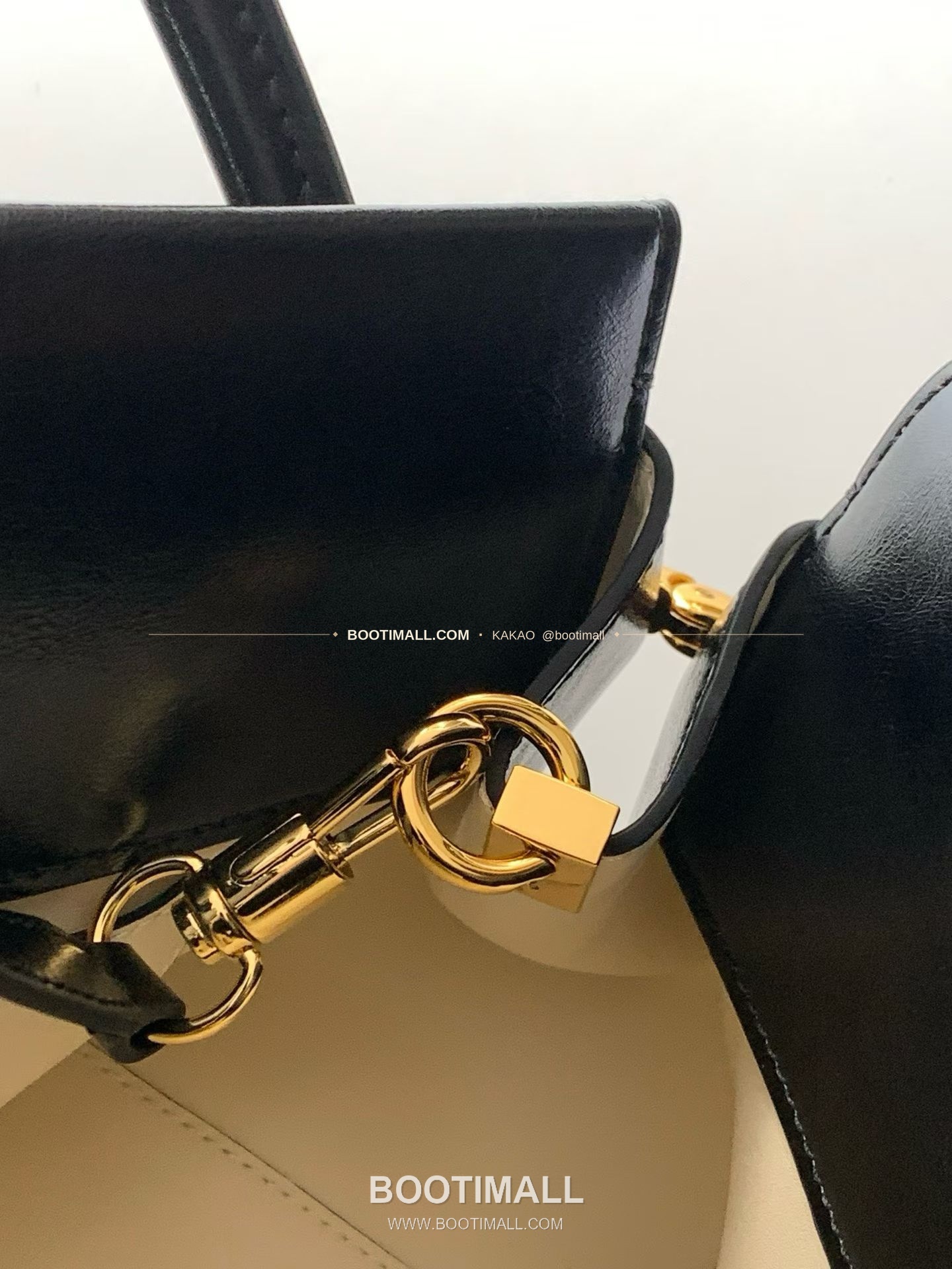 지방시 Pinch 레더 골드 클립 숄더백 Givenchy Pinch Leather Gold Clip Shoulder Bag 19051 32cm 16
