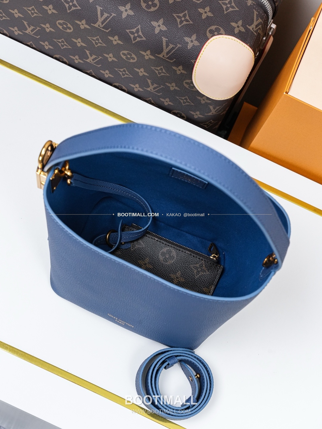 루이비통 로우키 그레인 카우하이드 버킷 숄더백 블루 Louis Vuitton Low Key Grained Cowhide Bucket Shoulder Bag Blue M27370 18cm 8