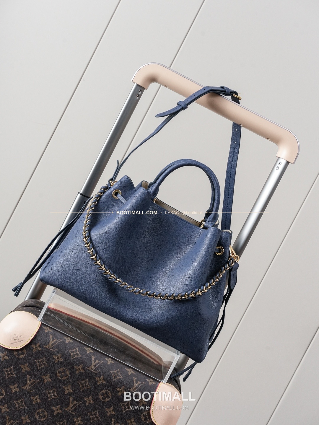 루이비통 벨라 펀칭 카우하이드 체인 토트백 블루 Louis Vuitton Bella Perforated Cowhide Chain Tote Bag Blue M14316 32cm 1