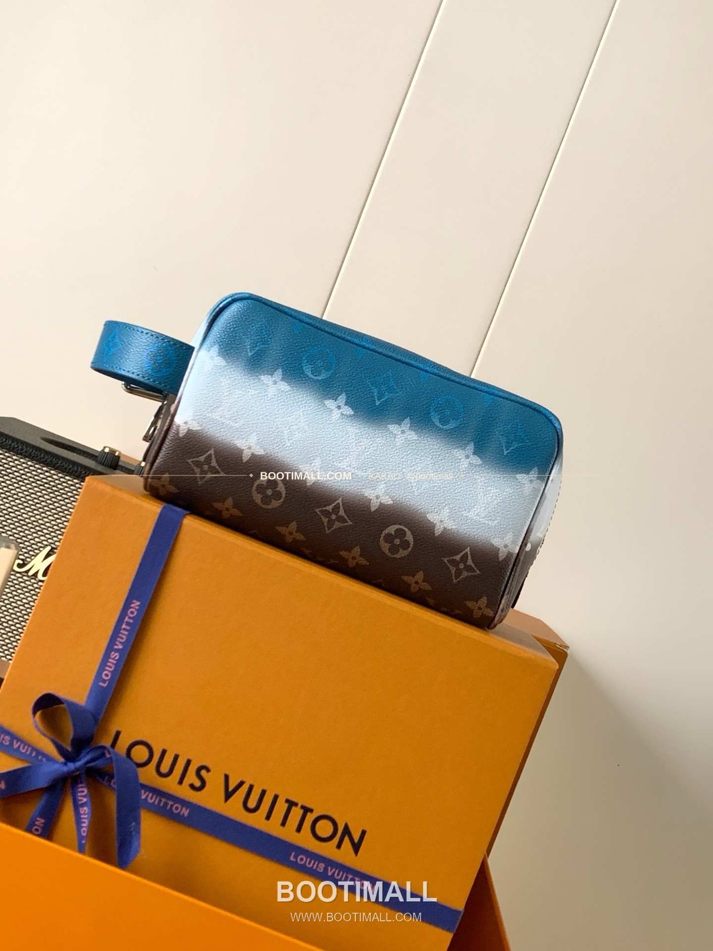 루이비통 로커 도프 키트 모노그램 피그먼트 캔버스 그라데이션 블루 파우치 Louis Vuitton Locker Dopp Kit Monogram Pigment Canvas Gradient Blue Pouch M28228 23cm 1