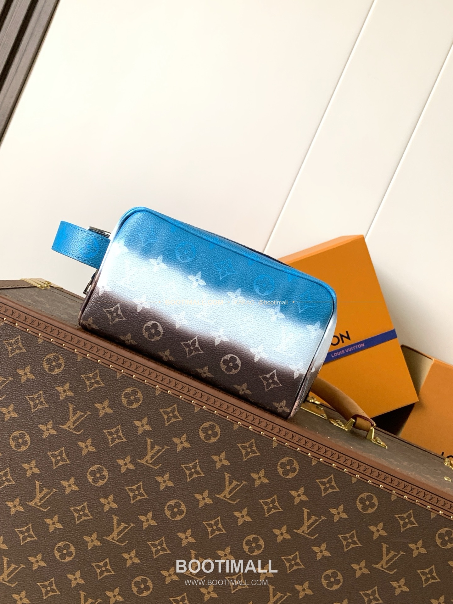 루이비통 로커 도프 키트 모노그램 피그먼트 캔버스 그라데이션 블루 파우치 Louis Vuitton Locker Dopp Kit Monogram Pigment Canvas Gradient Blue Pouch M28228 23cm 2