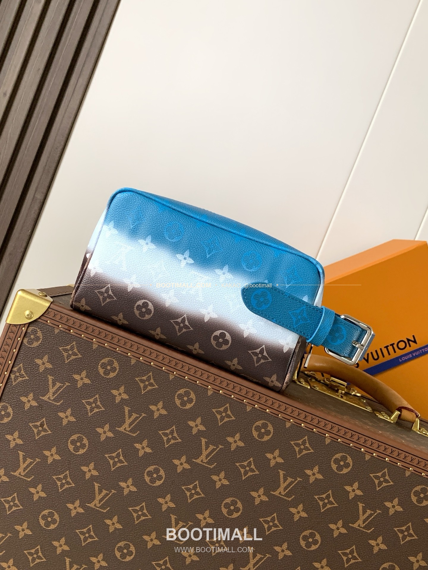 루이비통 로커 도프 키트 모노그램 피그먼트 캔버스 그라데이션 블루 파우치 Louis Vuitton Locker Dopp Kit Monogram Pigment Canvas Gradient Blue Pouch M28228 23cm 4