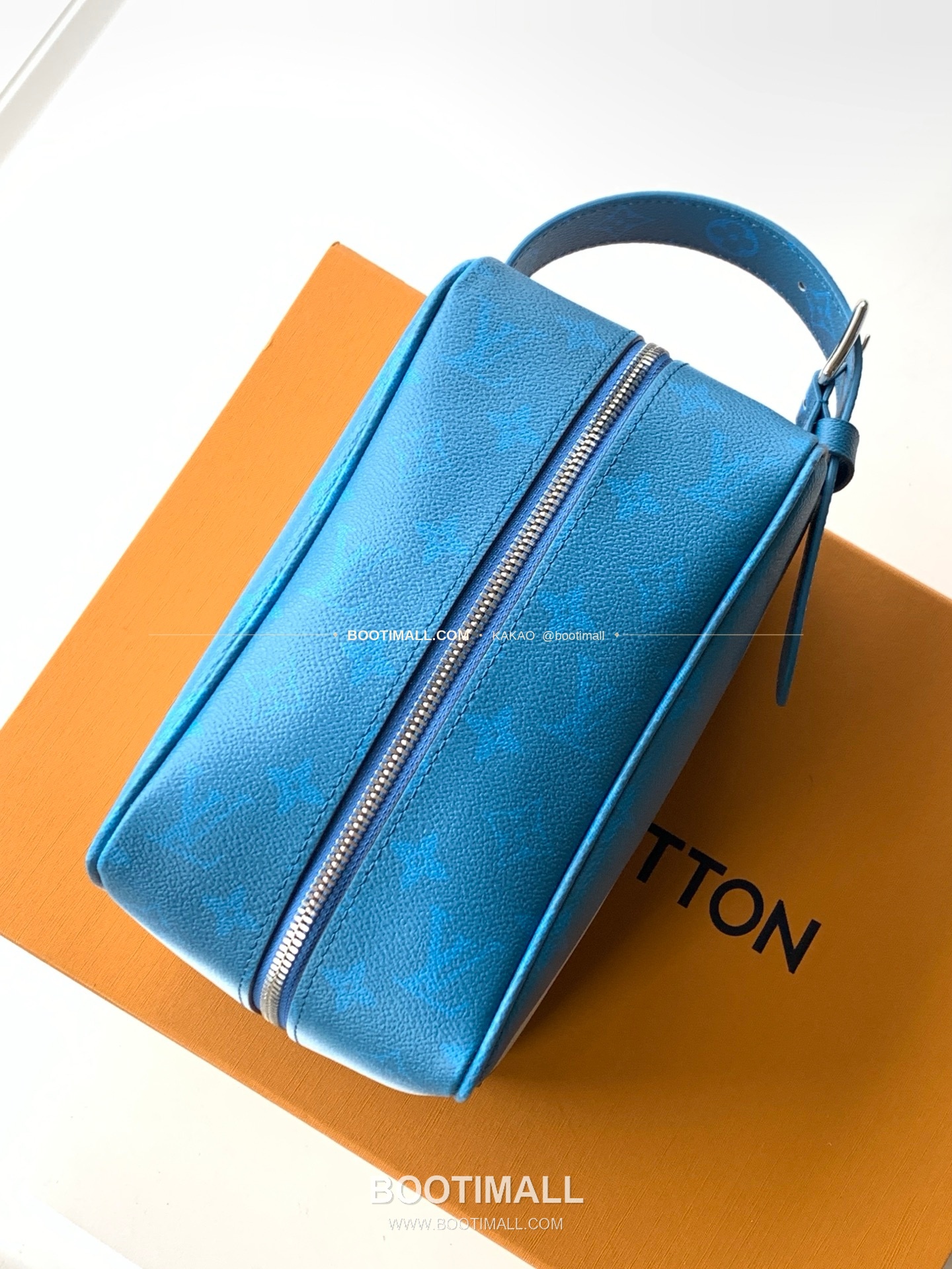 루이비통 로커 도프 키트 모노그램 피그먼트 캔버스 그라데이션 블루 파우치 Louis Vuitton Locker Dopp Kit Monogram Pigment Canvas Gradient Blue Pouch M28228 23cm 8