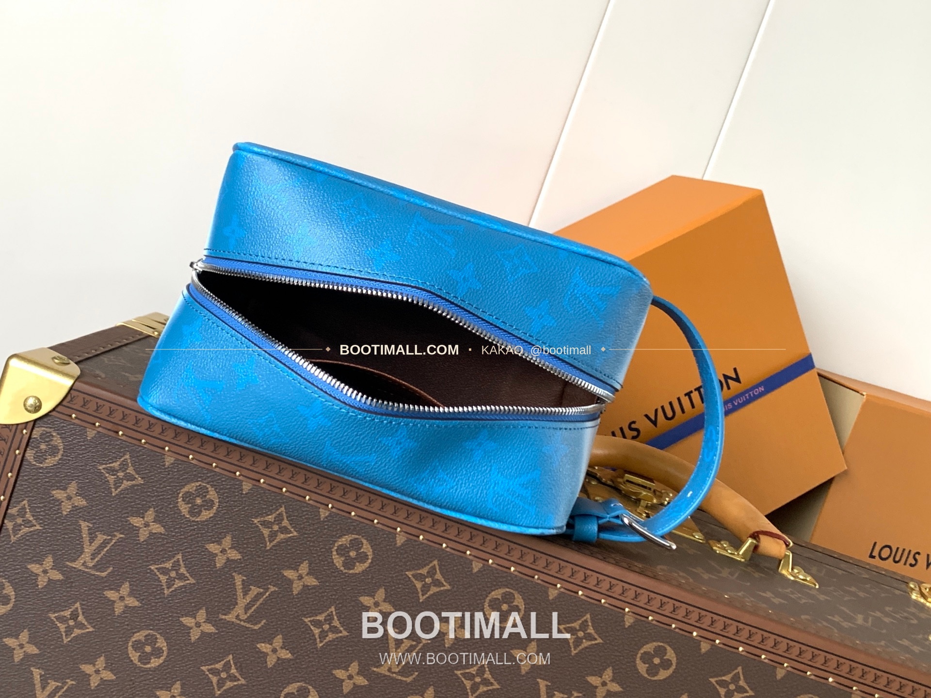 루이비통 로커 도프 키트 모노그램 피그먼트 캔버스 그라데이션 블루 파우치 Louis Vuitton Locker Dopp Kit Monogram Pigment Canvas Gradient Blue Pouch M28228 23cm 9
