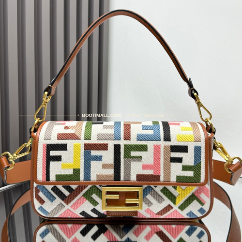 펜디 FF 자수 캔버스 플랩 바게트 숄더백 Fendi FF Embroidered Canvas Flap Baguette Shoulder Bag 0159A 27cm