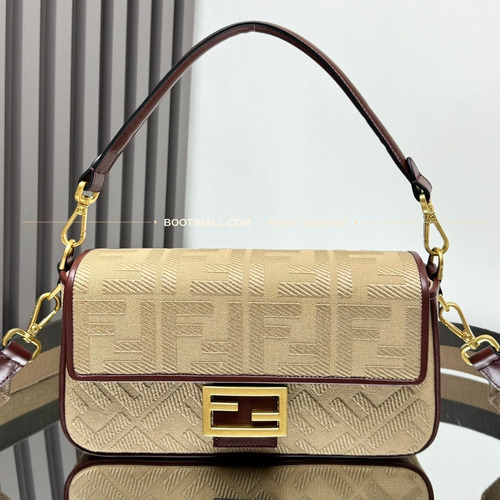 펜디 FF 자수 캔버스 플랩 바게트 숄더백 Fendi FF Embroidered Canvas Flap Baguette Shoulder Bag 0159A 27cm