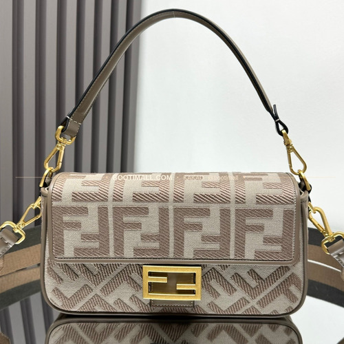 펜디 FF 자수 캔버스 플랩 바게트 숄더백 Fendi FF Embroidered Canvas Flap Baguette Shoulder Bag 0159A 27cm